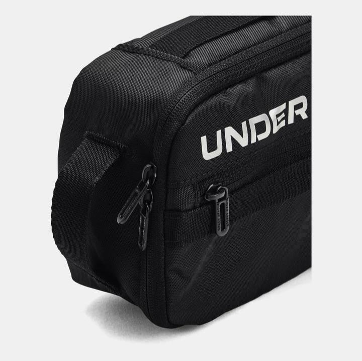 תיק רחצה ספורטיבי מוגן מים מבית Under Armour דגם Contain Travel Kit - Image 6